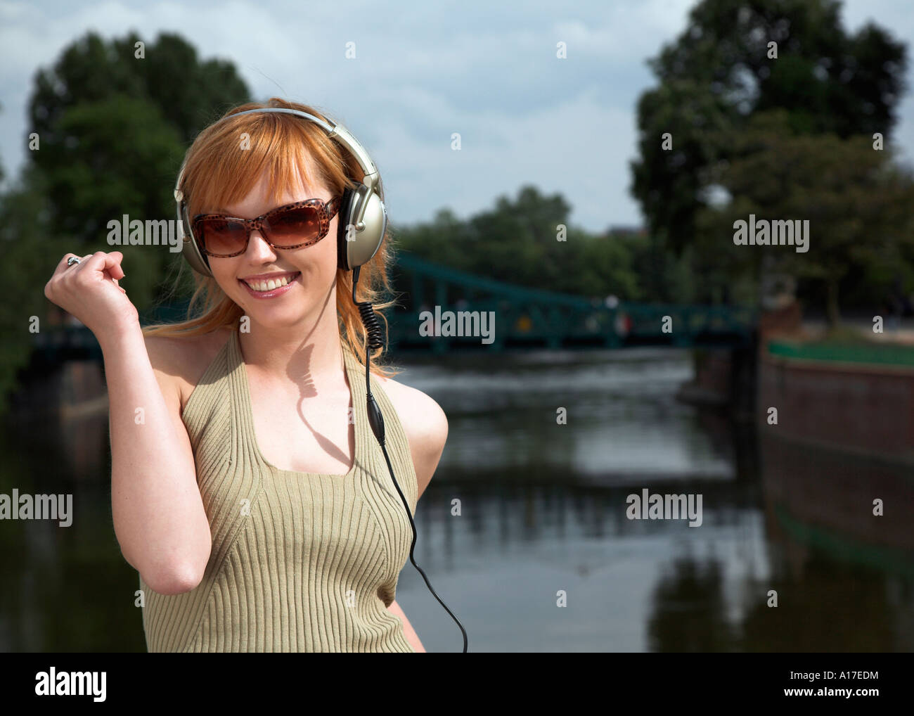 Femme debout et l'écoute de la musique Banque D'Images