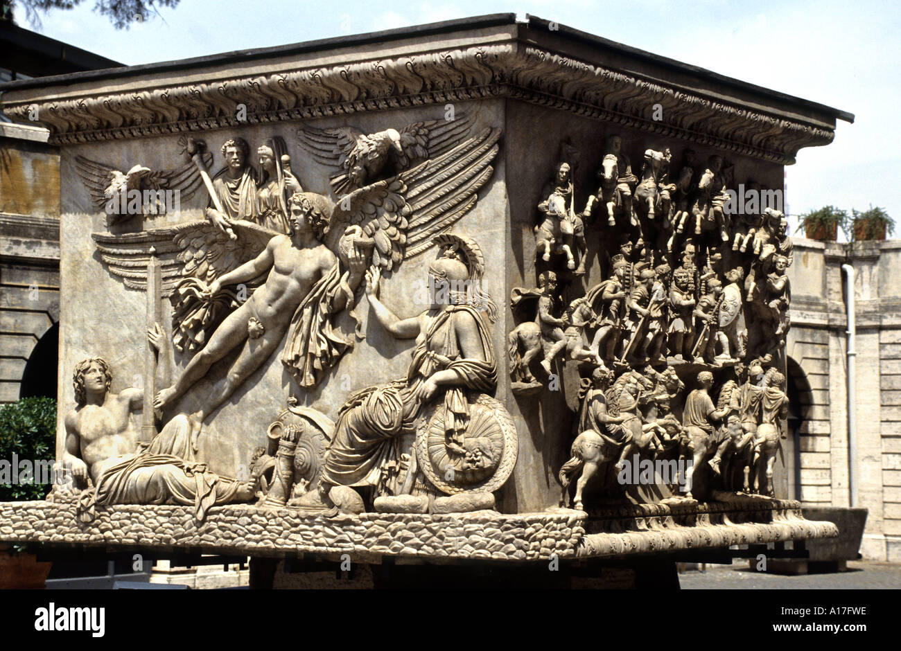 Statuebasis Musée de l'empereur Antonius Pius Colonne de l'ange gardien Banque D'Images Statuebasis Musée de l'empereur Antonius Pius Colonne de l'ange gardien Banque D'Images
