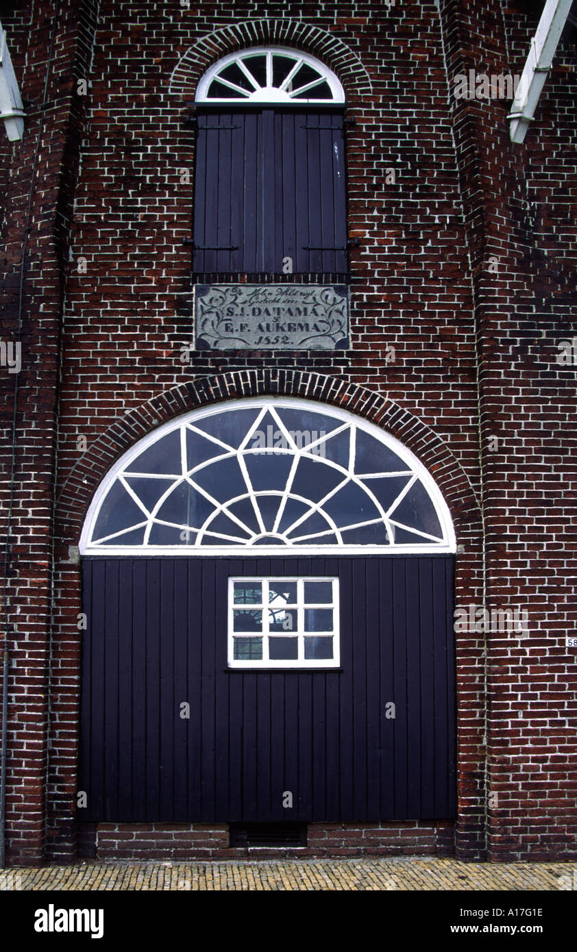 Face à l'entrée du moulin dans Roderwolde, Drenthe, Pays-Bas Banque D'Images