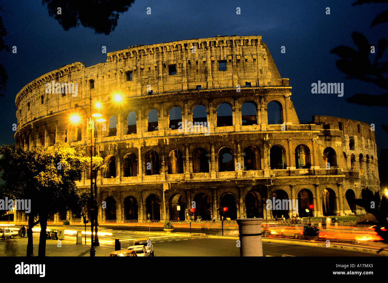 Colisée - amphithéâtre ovale Colosseo au centre de la ville de Rome, AD 70–80, constructeur Vespasien, Titus, romain, Rome, Italie. Banque D'Images