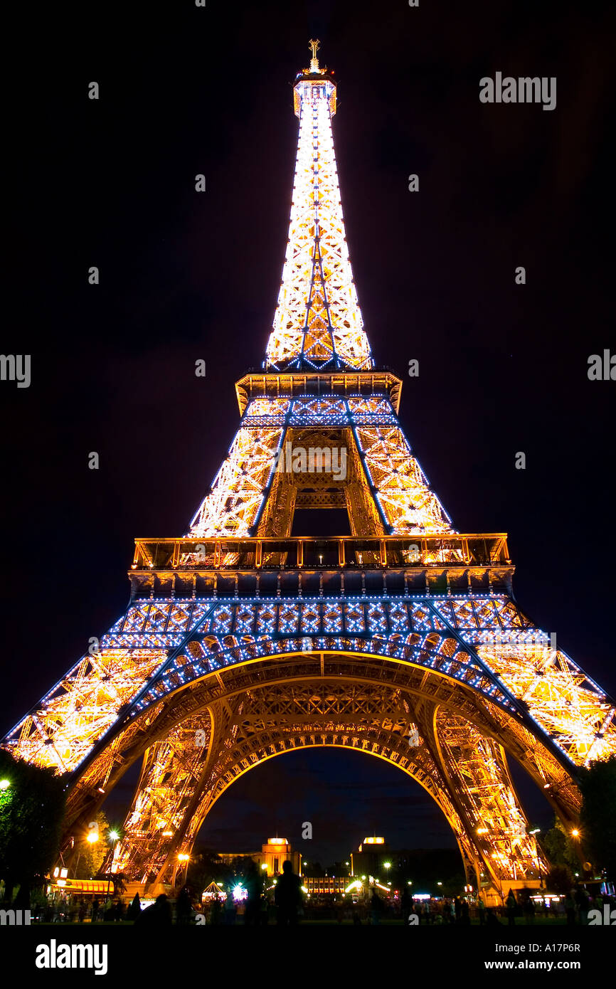 La tour Eiffel la nuit, Paris, France. Banque D'Images