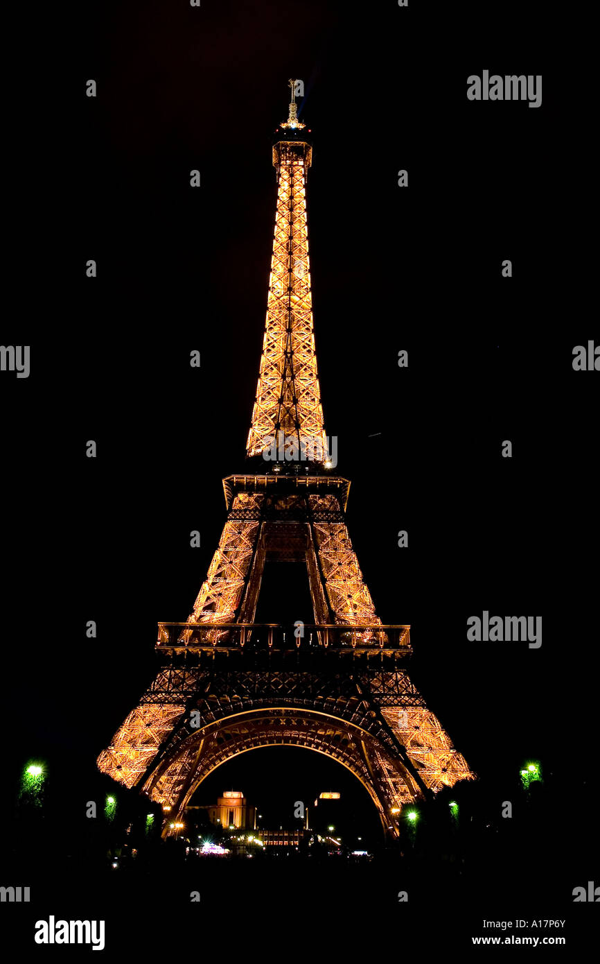 La tour Eiffel la nuit, Paris, France. Banque D'Images