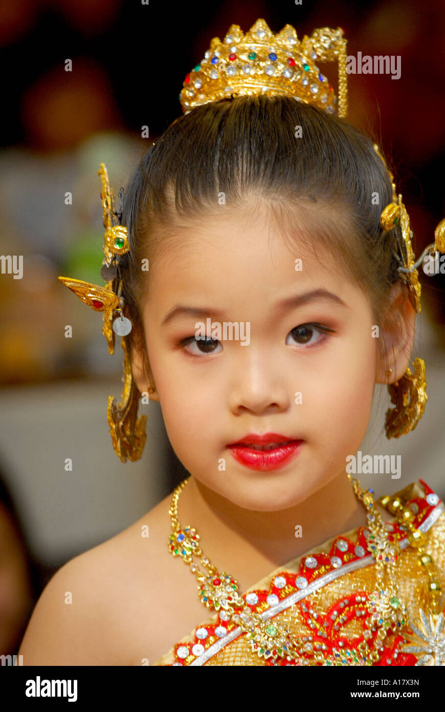 Maquillage pour enfants. 10 ans fille thaïe avec le maquillage et la  coiffure pour le spectacle de l'école. La Thaïlande Asie du sud-est Photo  Stock - Alamy