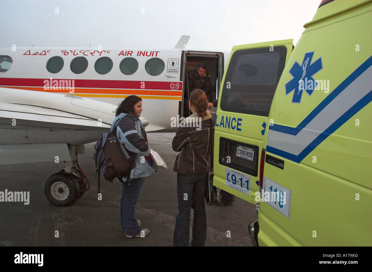Les jeunes médecins s'apprête à bord d'un avion pour une évacuation médicale d'urgence dans l'Arctique Ville de Kuujjuaq Banque D'Images