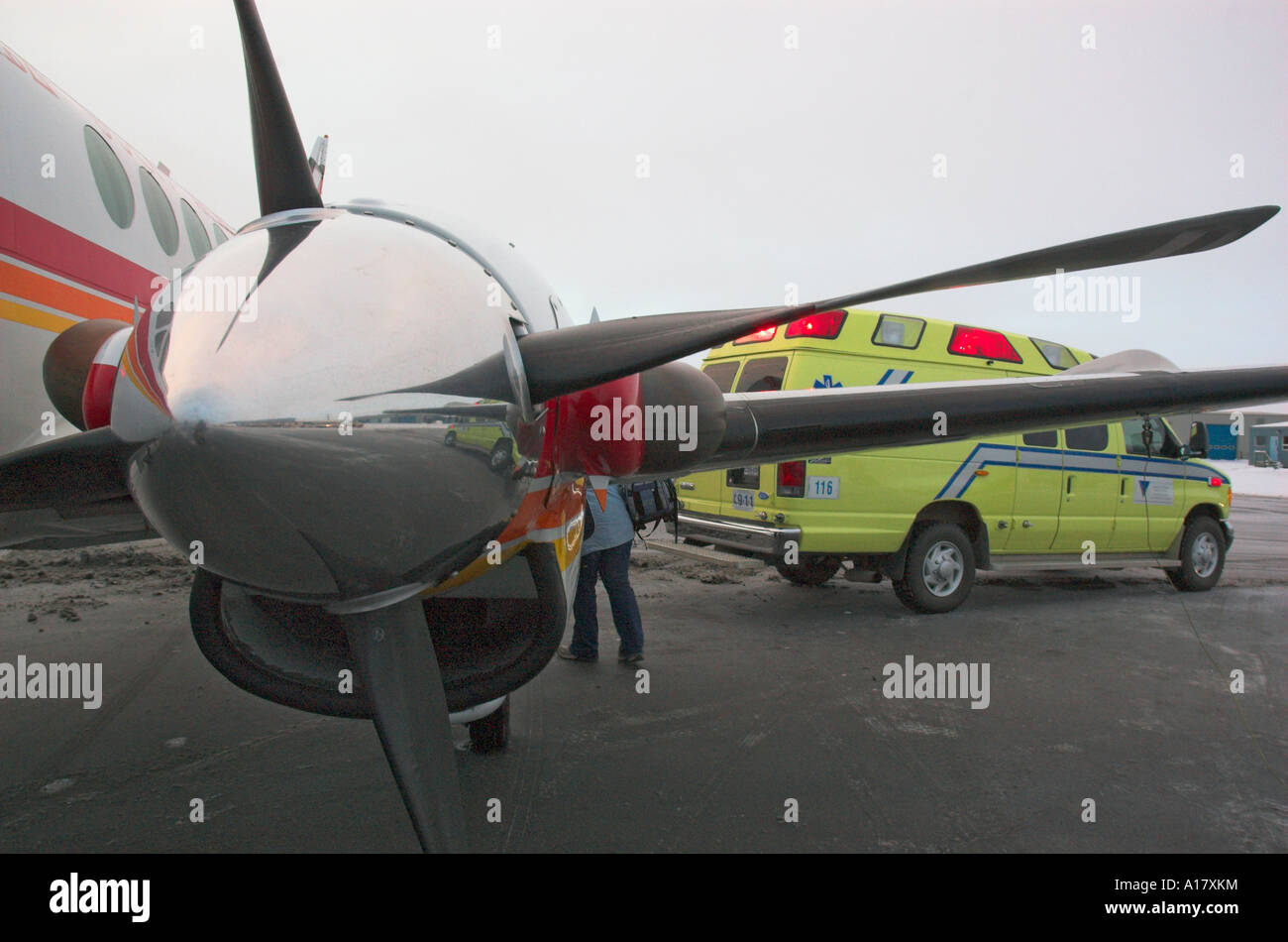 Une ambulance par un avion en vue de se préparer à une évacuation médicale d'urgence dans l'Arctique Ville de Kuujjuaq Banque D'Images