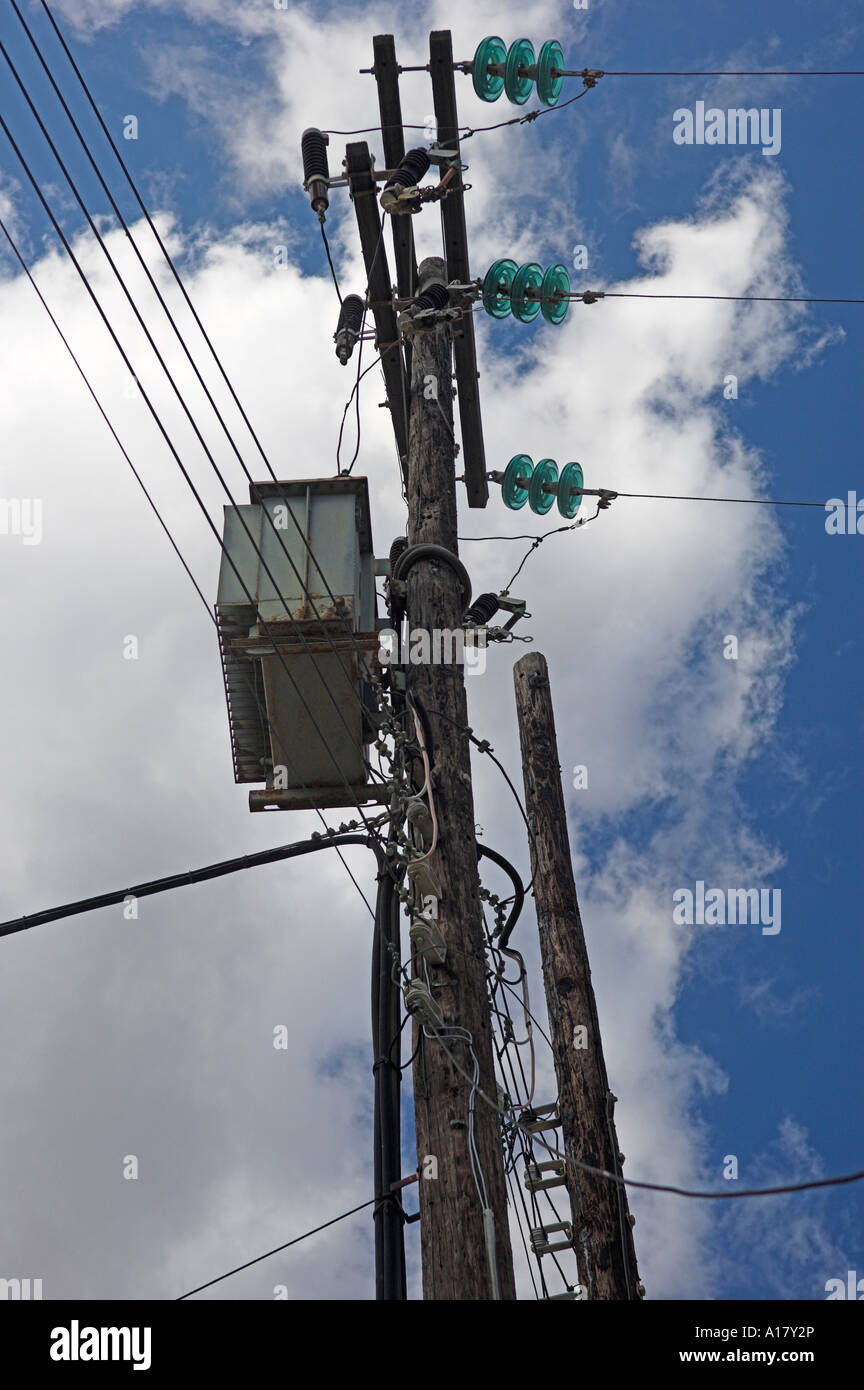 Transformateur triphasé et lignes électriques avec isolateurs en verre sur support en bois poteaux village de Lefkes île de Paros Grèce Banque D'Images