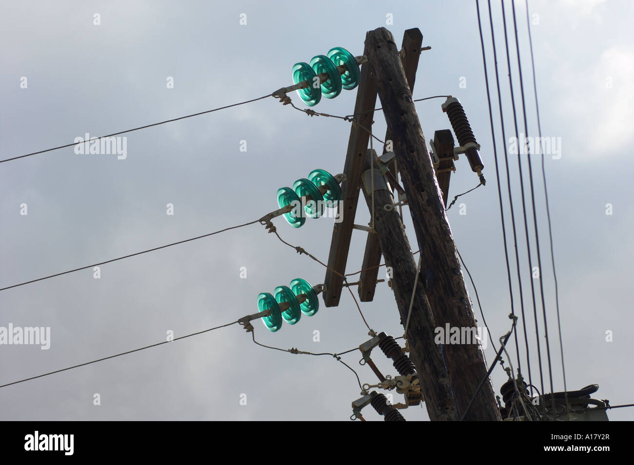 Les lignes d'alimentation triphasé avec isolateurs en verre sur support en bois poteaux village de Lefkes île de Paros Grèce Banque D'Images