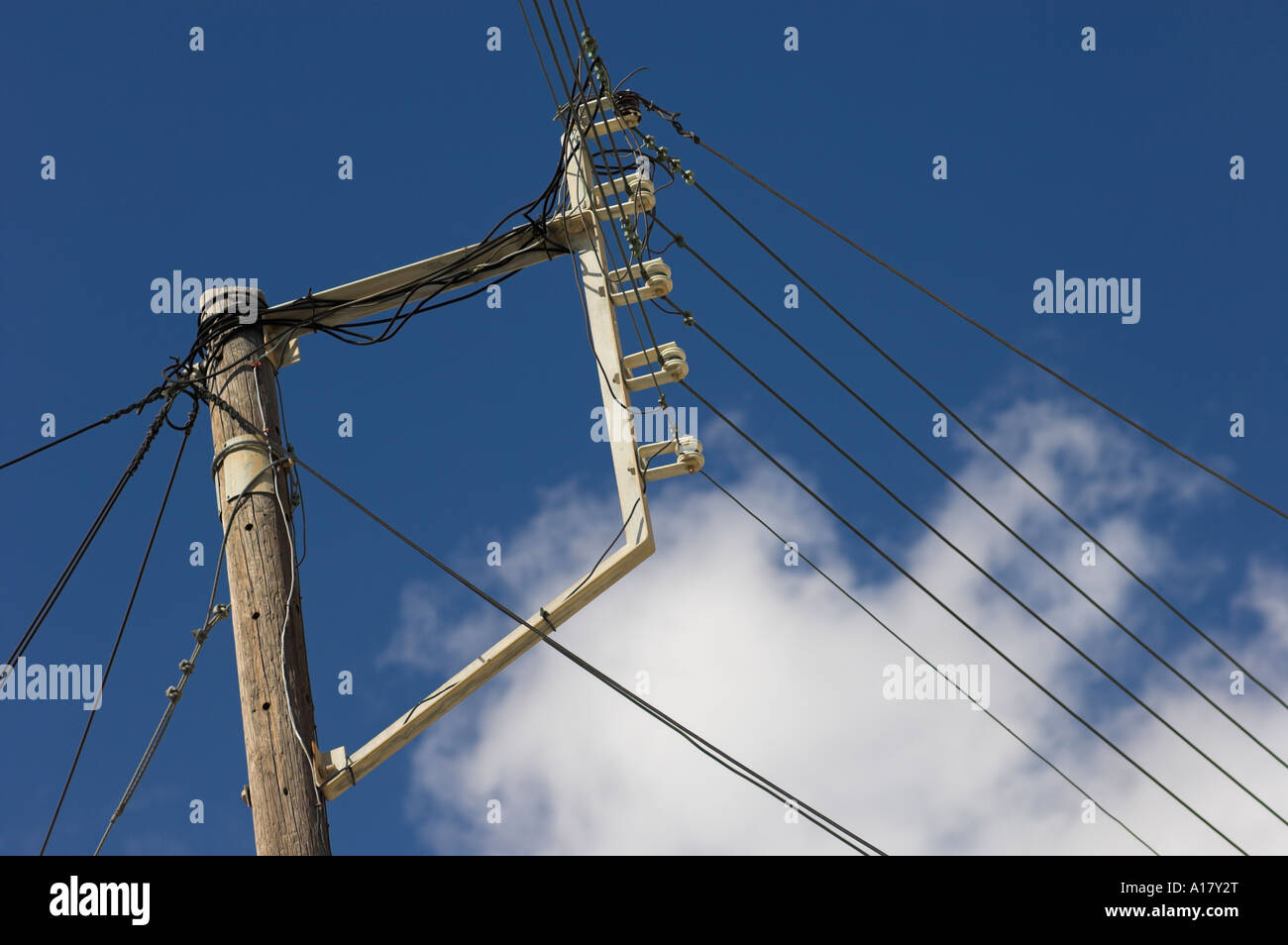 Les lignes à haute tension avec les isolateurs en céramique sur support en bois poteaux et barre de support en métal Banque D'Images