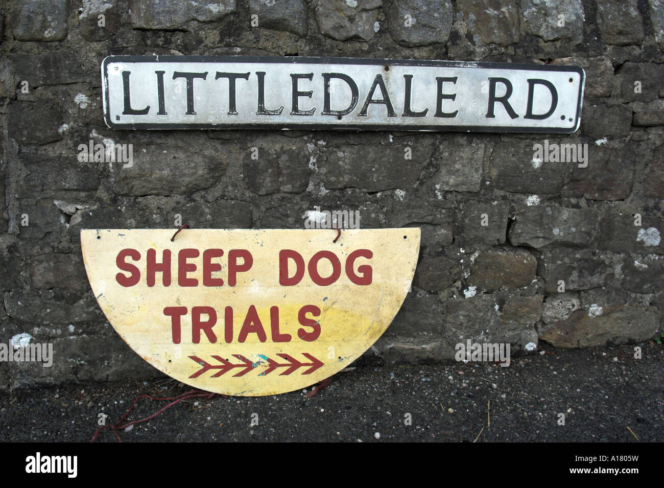 Photo paysage horizontal d'un signe sur un mur de pierre le chien de berger de la publicité à des essais dans le Lancashire littledale Banque D'Images