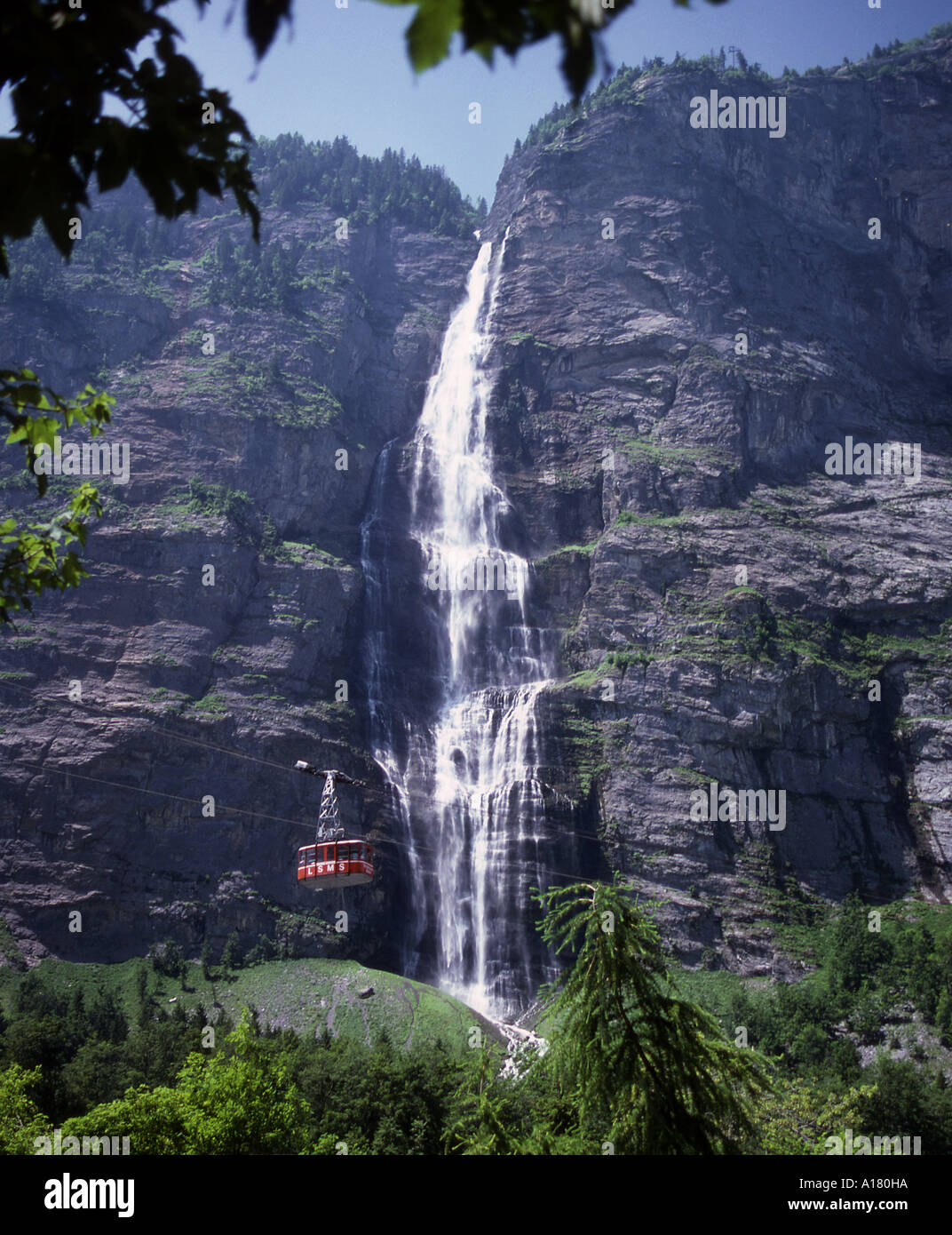 Cascade dans la vallée de Lauterbrunnen, dans l'Oberland bernois de la Suisse Banque D'Images