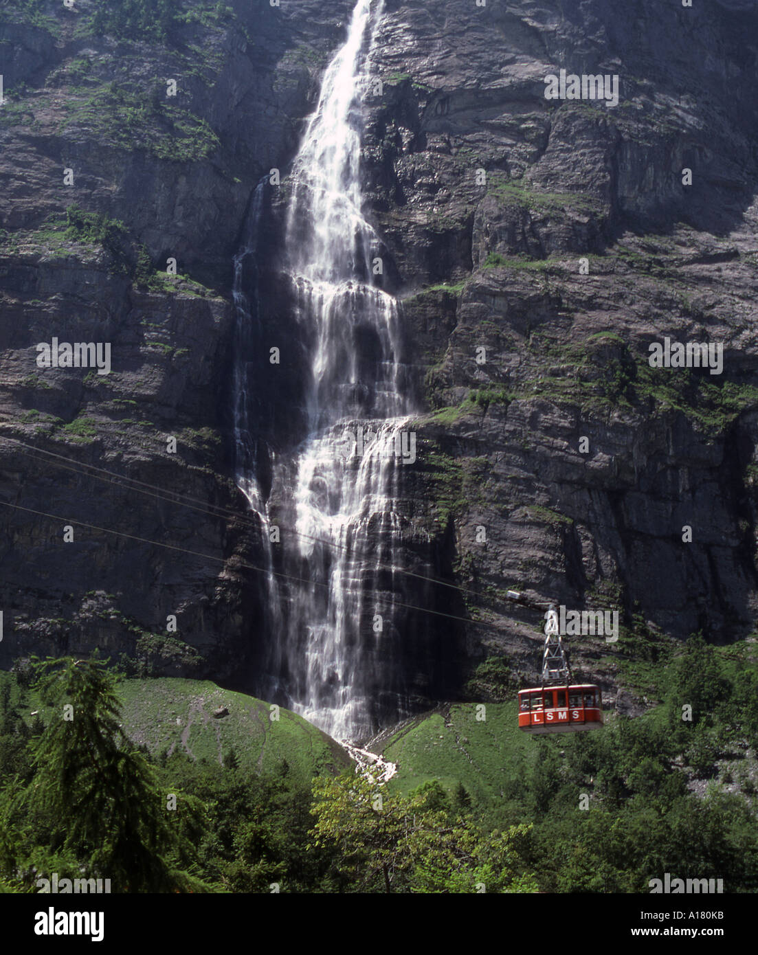 Cascade dans la vallée de Lauterbrunnen, dans l'Oberland bernois de la Suisse Banque D'Images