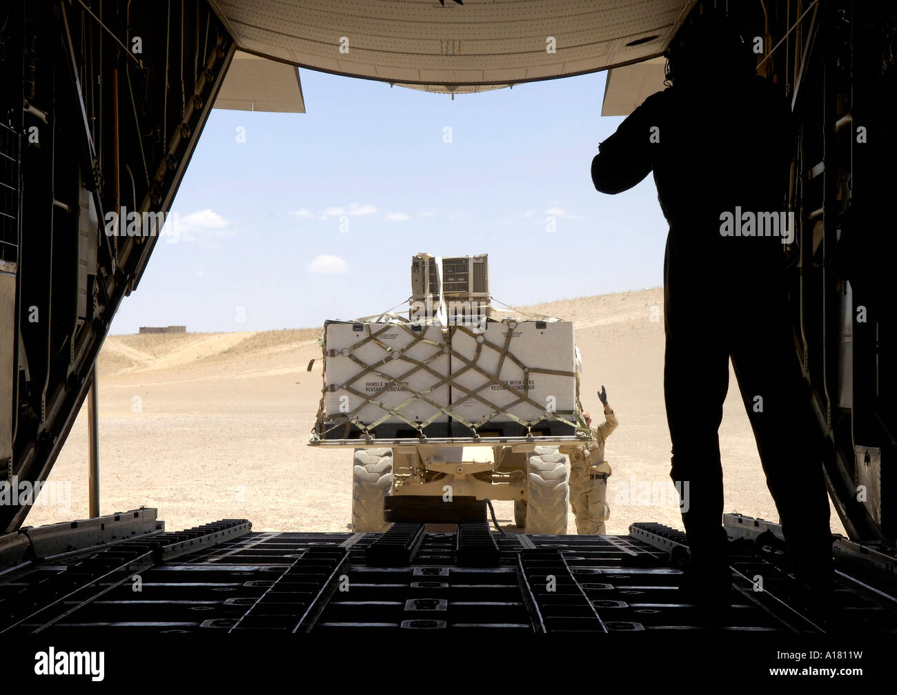 Les charges d'un chariot élévateur sur un cargo C-130 Hercules sur une piste de terre dans la région de Tarin Kowt, Afghanistan. Banque D'Images
