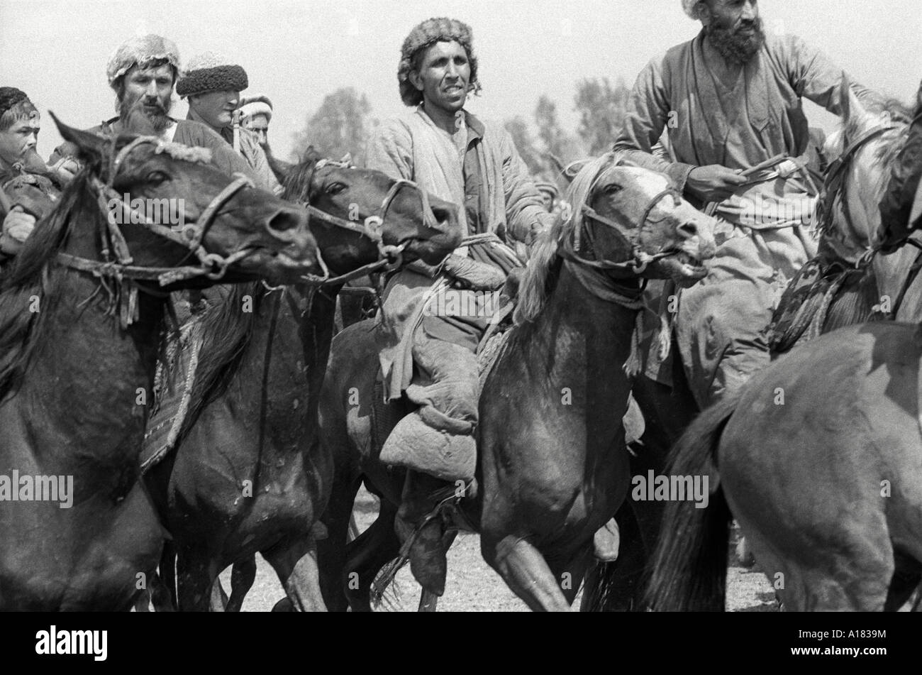 B/W de cavaliers afghans jouant leur jeu traditionnel de Buskashi. Afghanistan Banque D'Images