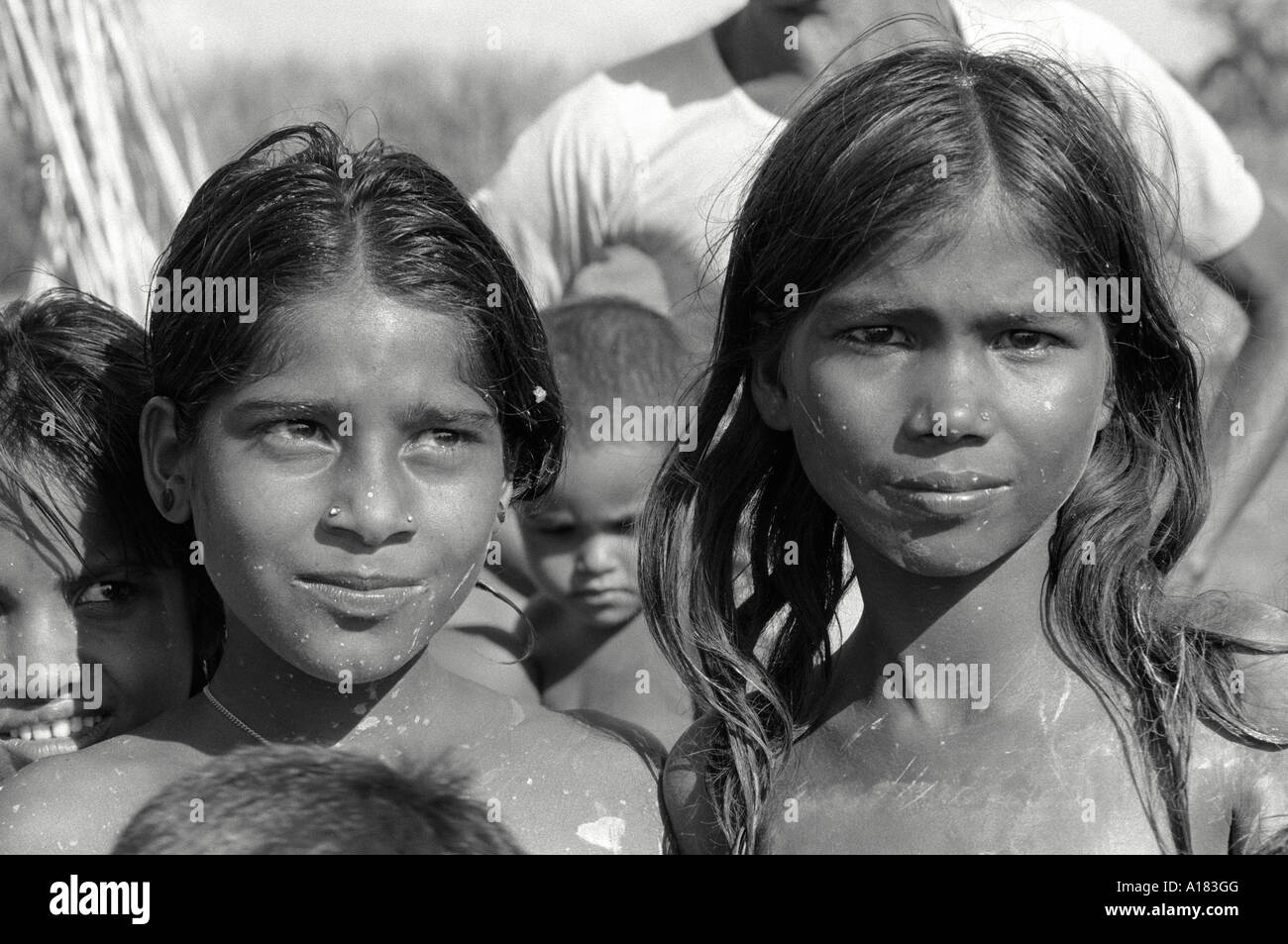 Portrait N/B des enfants secourus de leur village coupé par les eaux de crue. Khulna, Bangladesh Banque D'Images