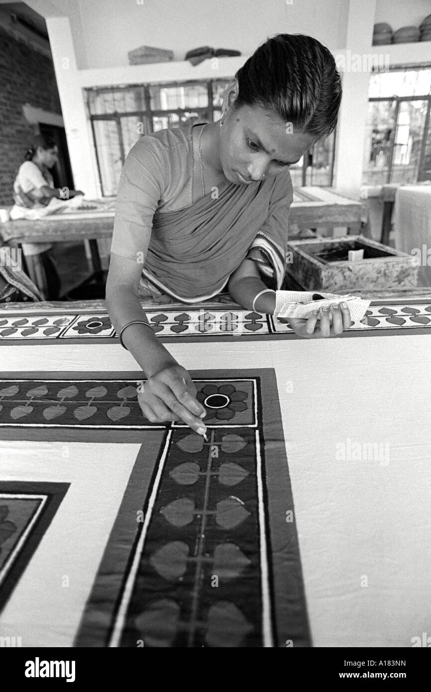 B/W des travailleuses du textile finissant les dessins sur le tissu à imprimé blocs.Narayanganj, Bangladesh Banque D'Images