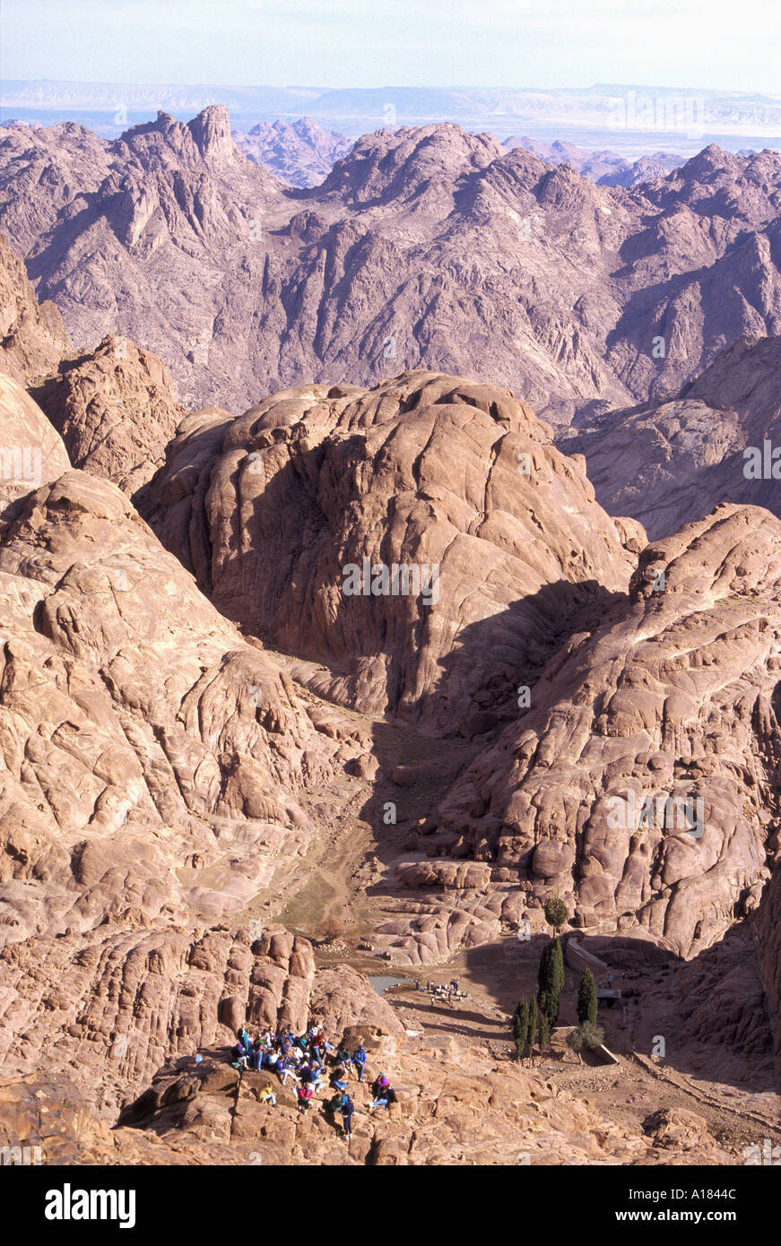 Pèlerins Chrétiens en prière dans le paysage granitique du Mont Sinaï et le mont Moïse Egypte Afrique UN C Waltham Banque D'Images