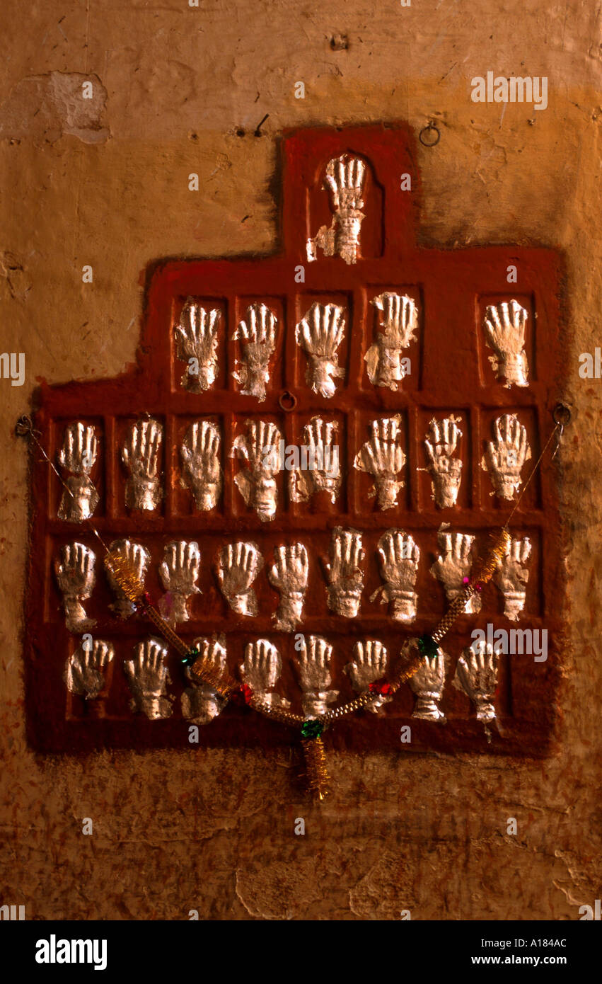 Le Sati marques ou empreintes de mains par mesdames qui est mort au Jodhpur Rajasthan Inde pyres Robert Harding Banque D'Images