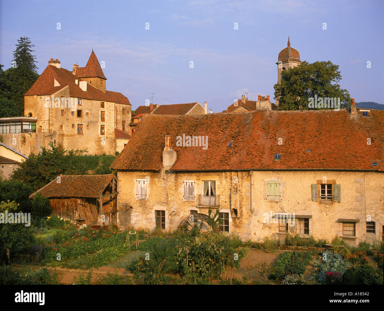 Maisons anciennes en pierre à Arbois une ville associée à Pasteur où certains des meilleurs vins du Jura sont cultivées en Franche Comte France Banque D'Images