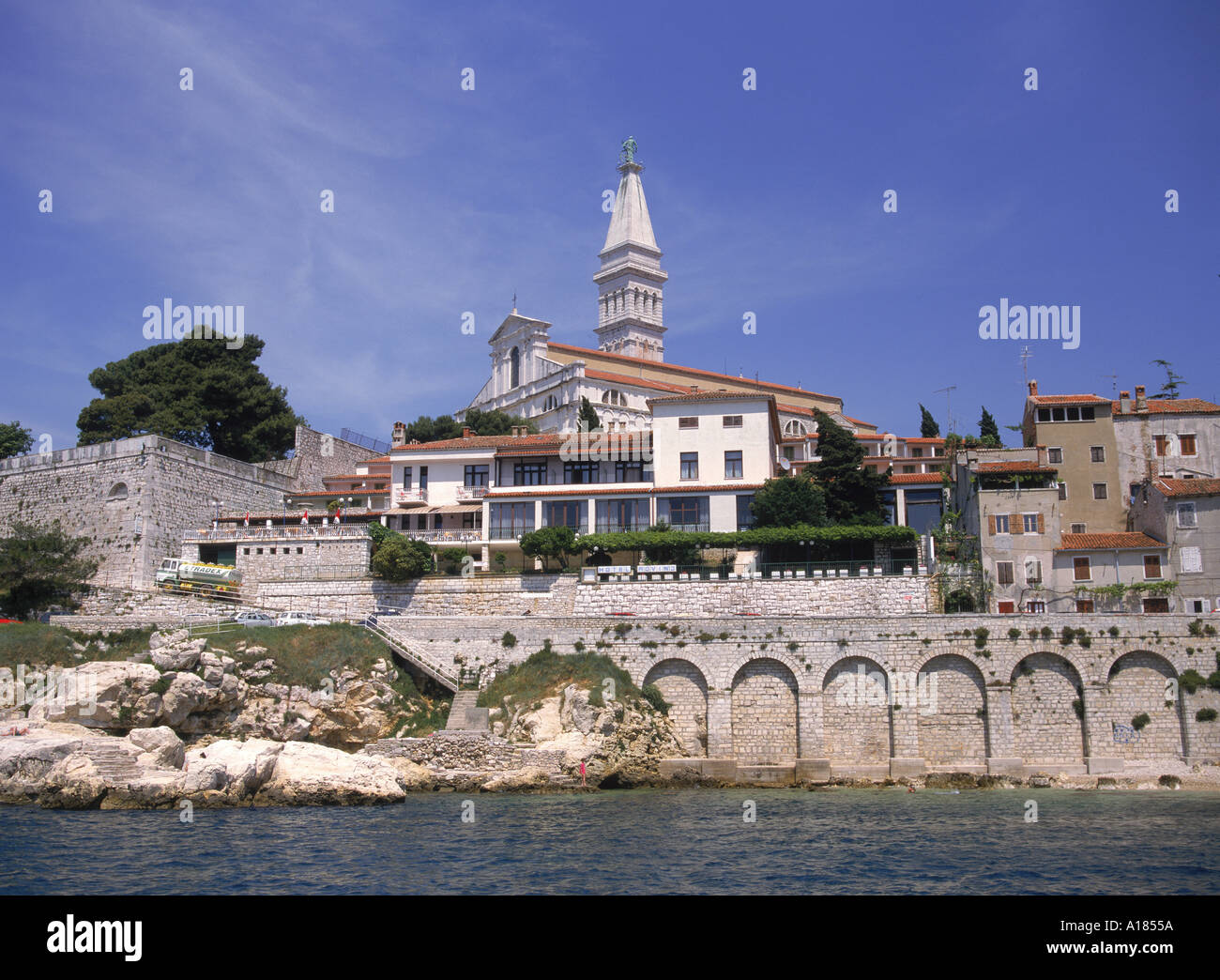 Bord de l'eau et à l'église de St Euphémie de l'ouest à Rovinj Croatie M courte Banque D'Images