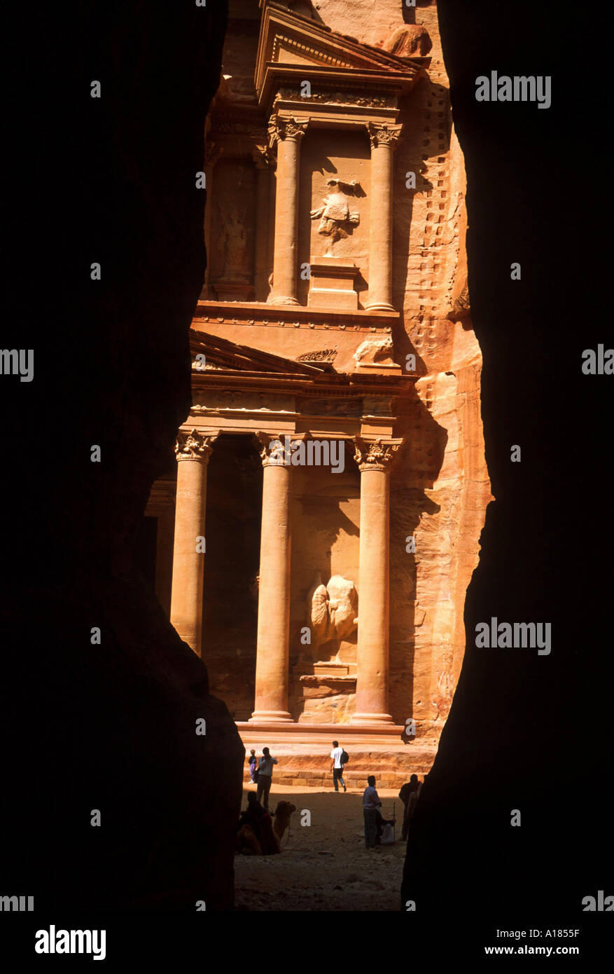 Première Vision de Petra à la fin de la gorge d'entrée Siq Jordanie Moyen Orient A C Waltham Banque D'Images