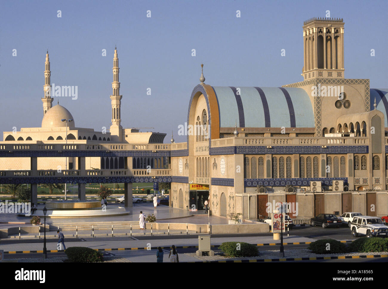 Nouveau souk et nouvelle mosquée Sharjah U A E Moyen-orient UN C Waltham Banque D'Images