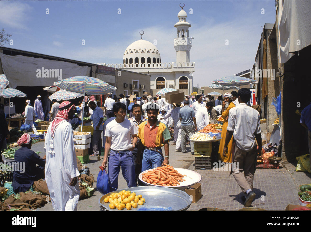 Souk aux légumes avec derrière la Mosquée Abu Dhabi U A E Moyen-orient UN C Waltham Banque D'Images