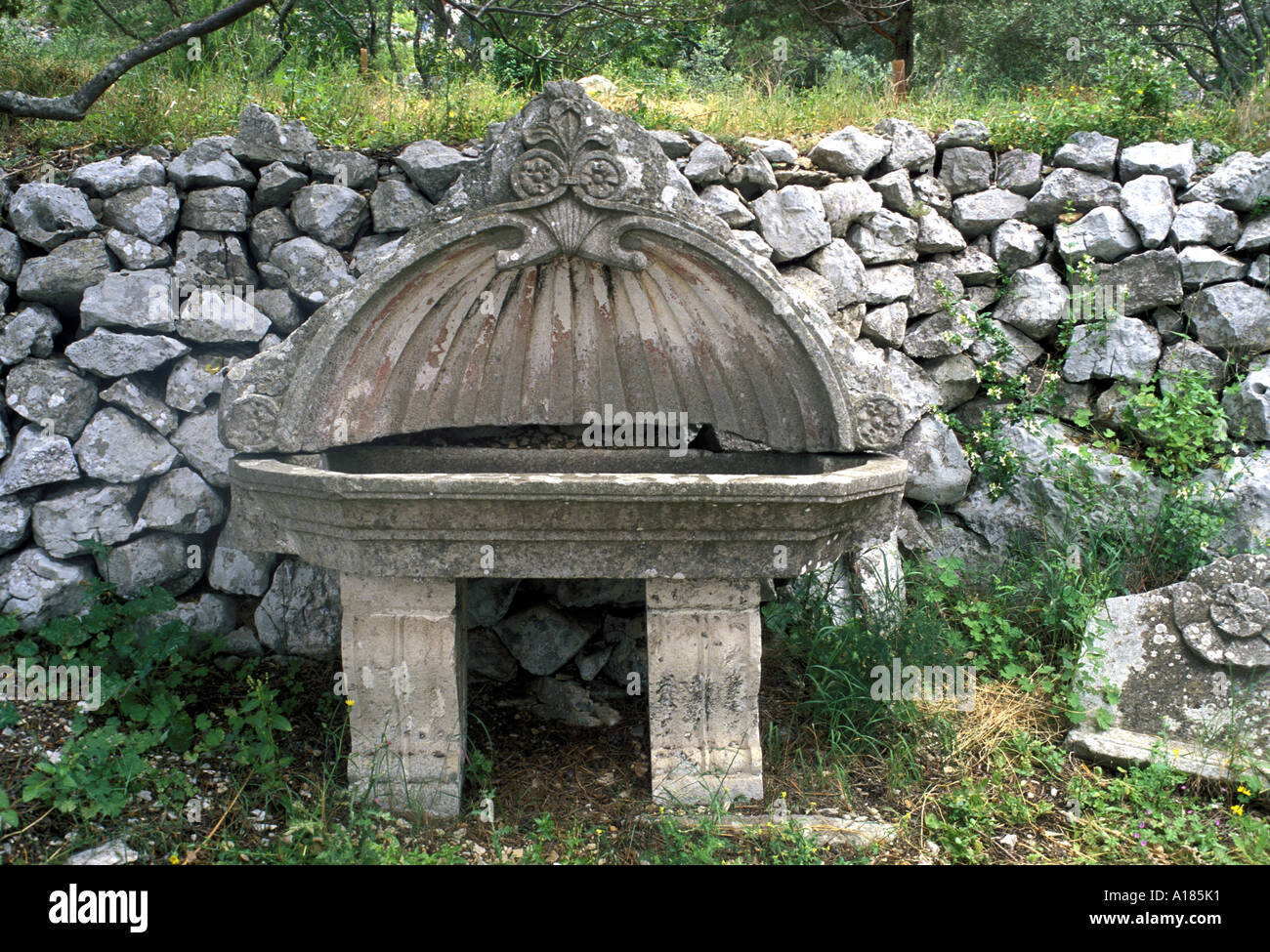 L'auge en pierre dans un parc de 12ème siècle Monastère Bénédictin,sur l'île de St Mary's à l'intérieur du Parc National, island Mljet Croatie . Banque D'Images