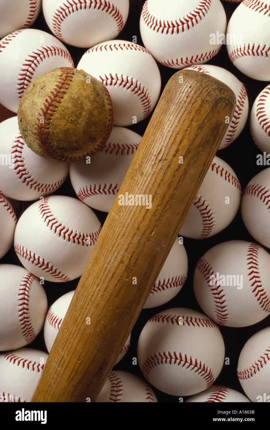 Baseballs avec batte en bois Banque D'Images