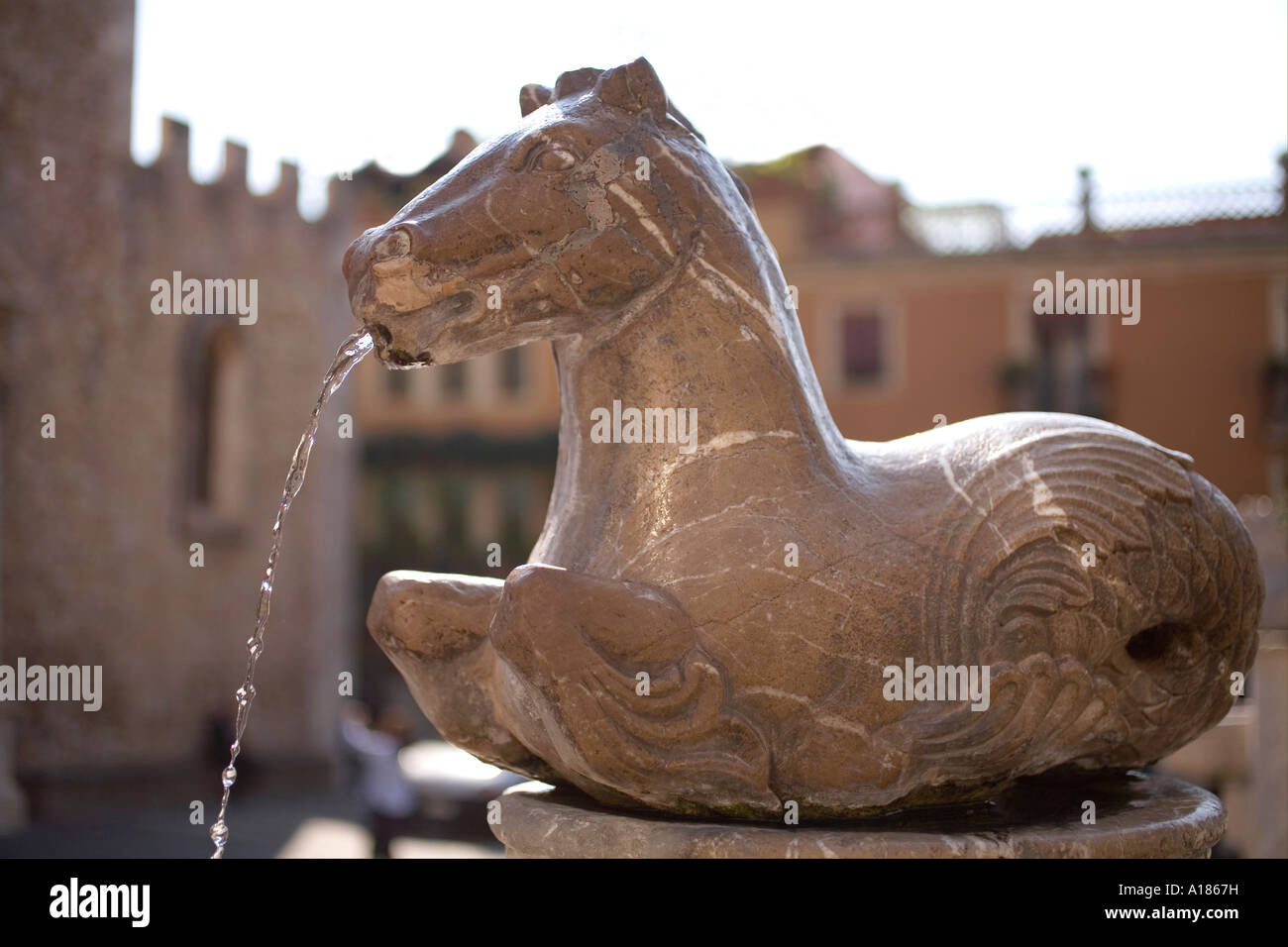 En horse statue en fontaine dans la place médiévale Piazza Duomo en été soleil avec ciel bleu Taormina Sicile Italie Europe EU Banque D'Images