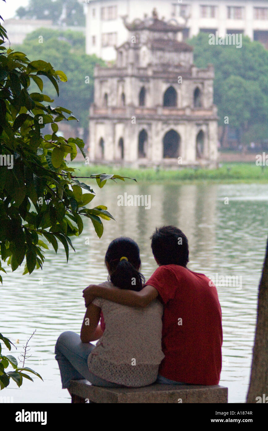 Couple sur une date en face de Thap Rua Temple ou Tour de la tortue du lac Hoan Kiem Hanoi Vietnam Banque D'Images