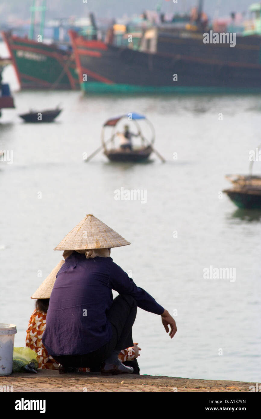Femme accroupie Waterfont Cat Ba Vietnam Halong Bay Harbour Banque D'Images