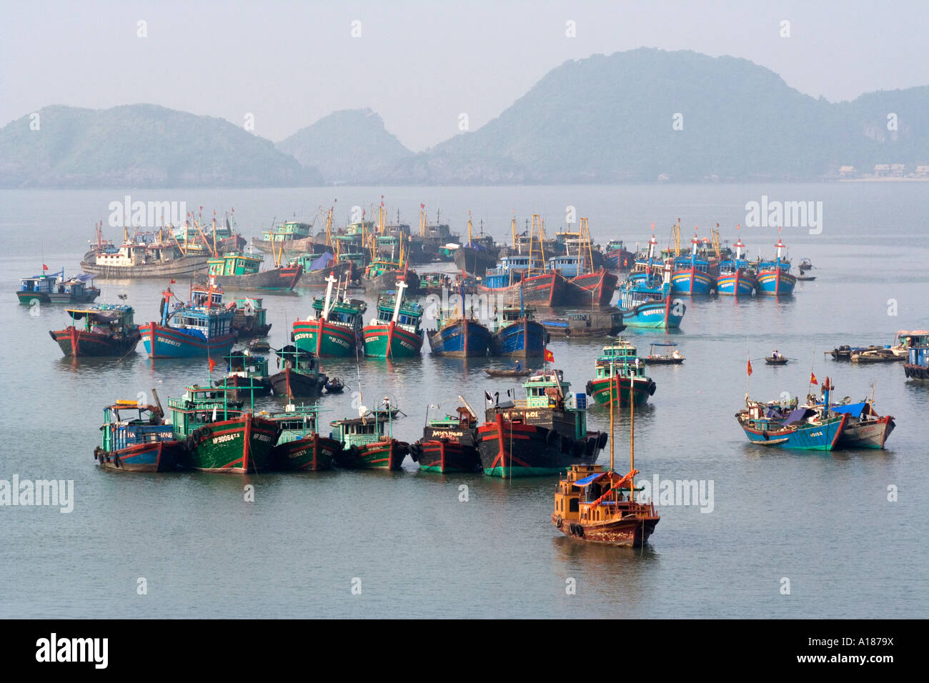 2007 bateaux de pêche au large de port dans la ville de Cat Ba Baie de Halong Vietnam Banque D'Images