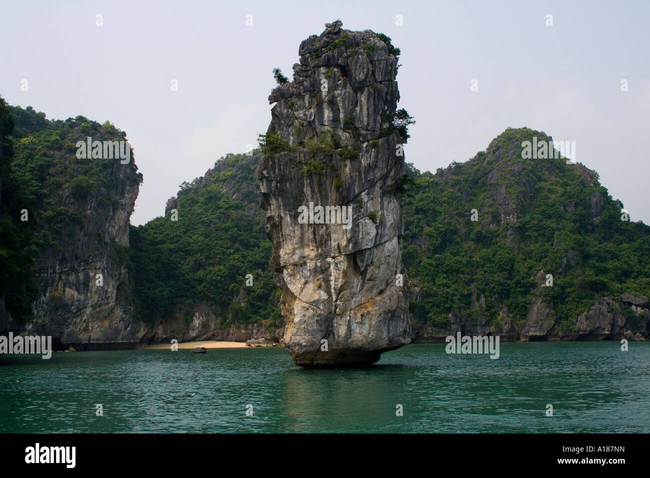 Pinnacle formations karstiques de calcaire de la Baie d'Halong Vietnam Banque D'Images