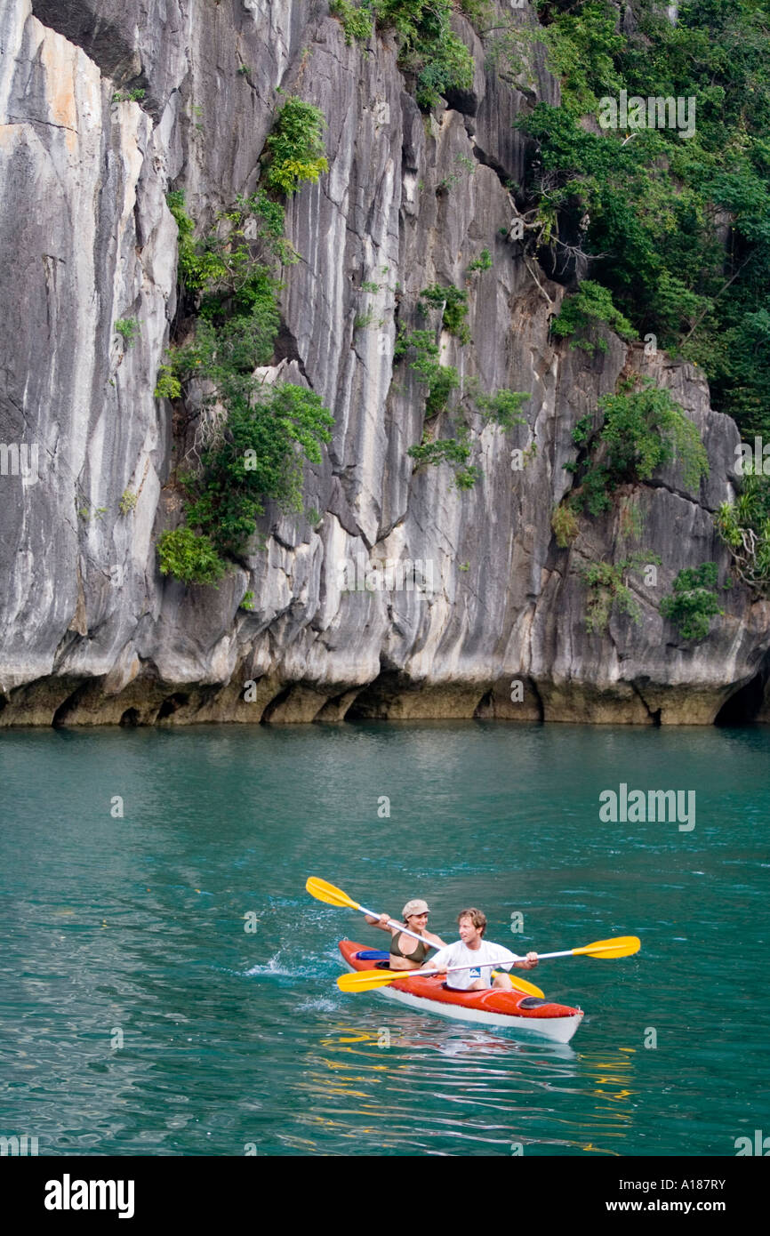 Tourist Couple kayak dans la baie de Halong Vietnam Banque D'Images