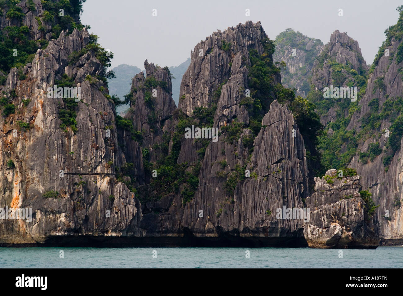 Formations karstiques de calcaire dentelées Baie de Halong Vietnam Banque D'Images