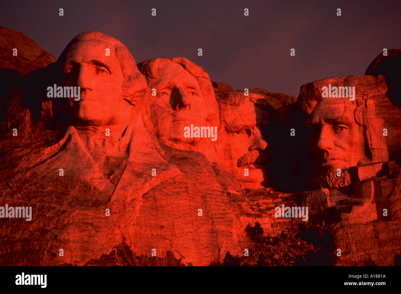 Mt Rushmore s'allume en rouge à la lumière de l'aube Banque D'Images