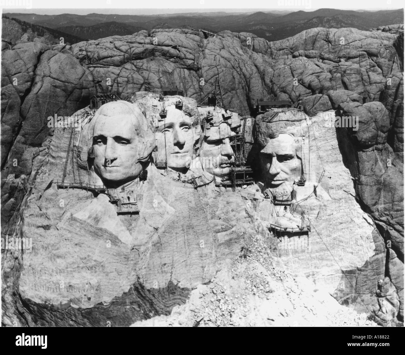 Une rare vue sur le Mont Rushmore National Memorial vu durant les derniers mois de sa construction en 1941 Banque D'Images