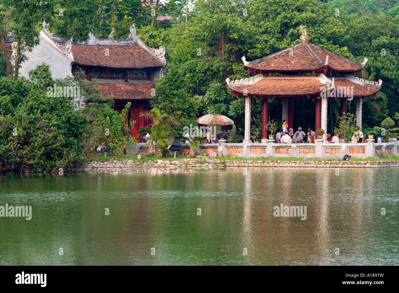 La montagne de jade ou de Ngoc Son Temple sur une île dans le lac Hoan Kiem Hanoi Vietnam Banque D'Images