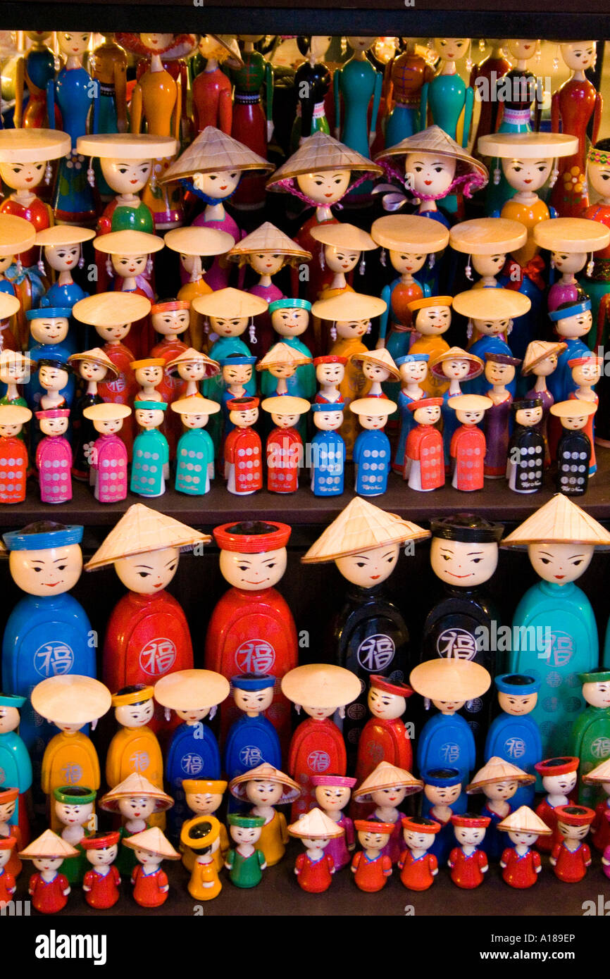 Les petites figures en bois des Vietnamiens dans une boutique de souvenirs Hanoi Vietnam Banque D'Images