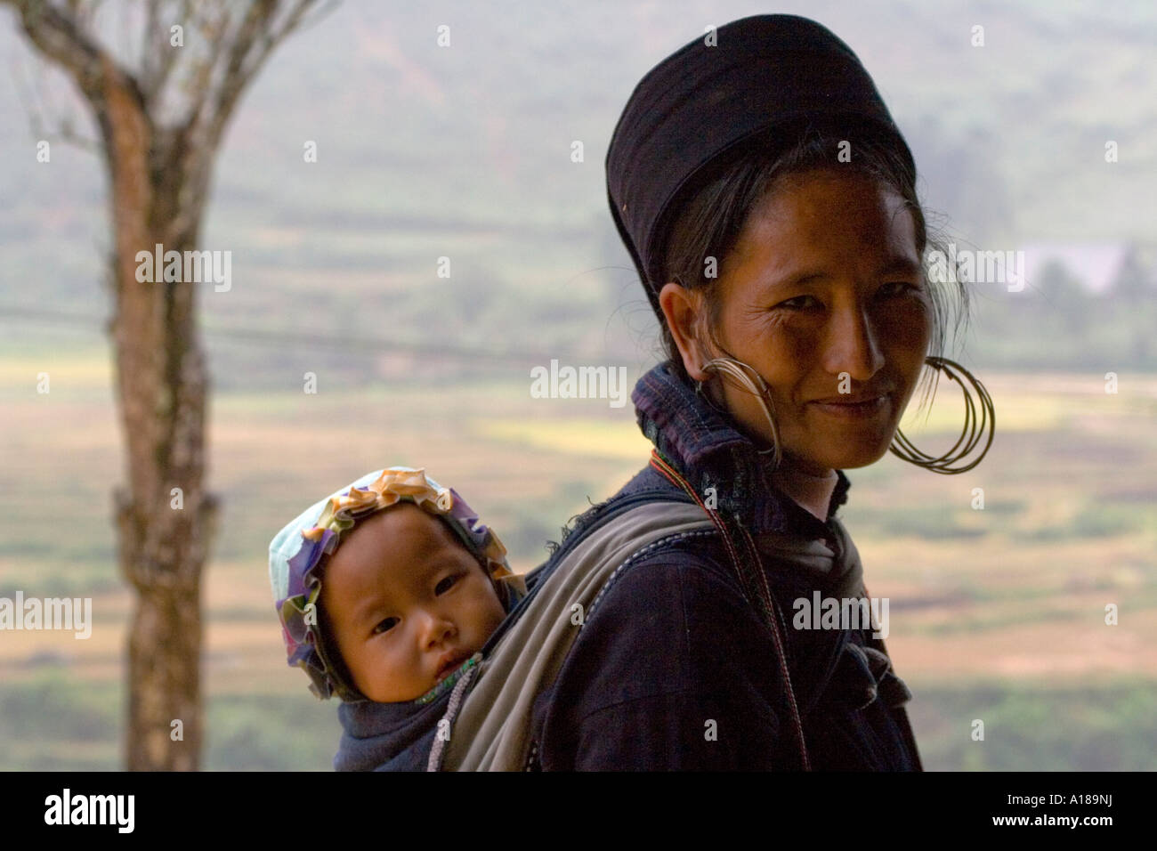 2007 La mère et l'enfant Hmong en costume traditionnel Sapa Vietnam Banque D'Images