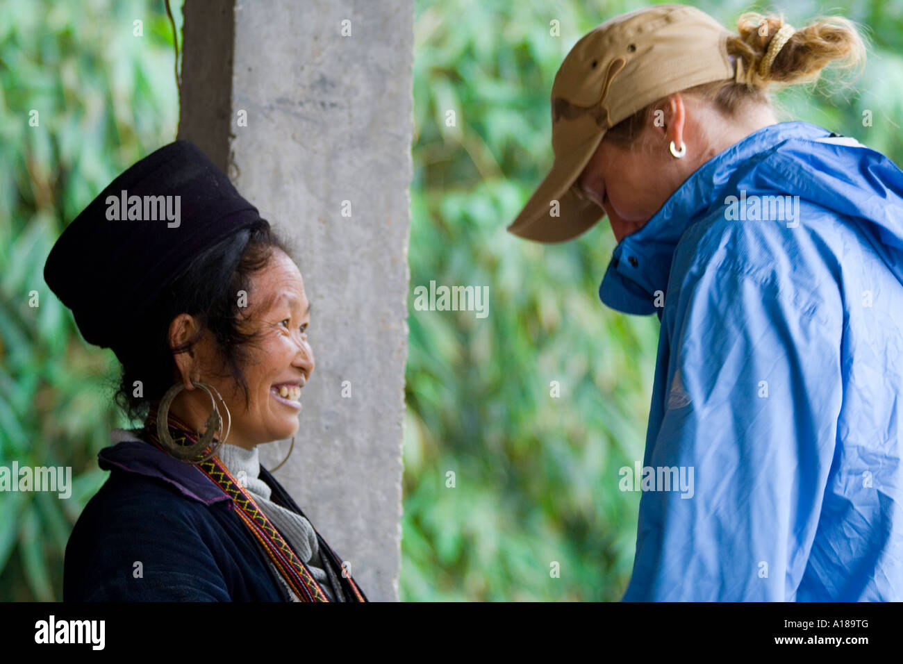 Tourisme 2007 Parler avec une femme locale Sapa Vietnam Banque D'Images