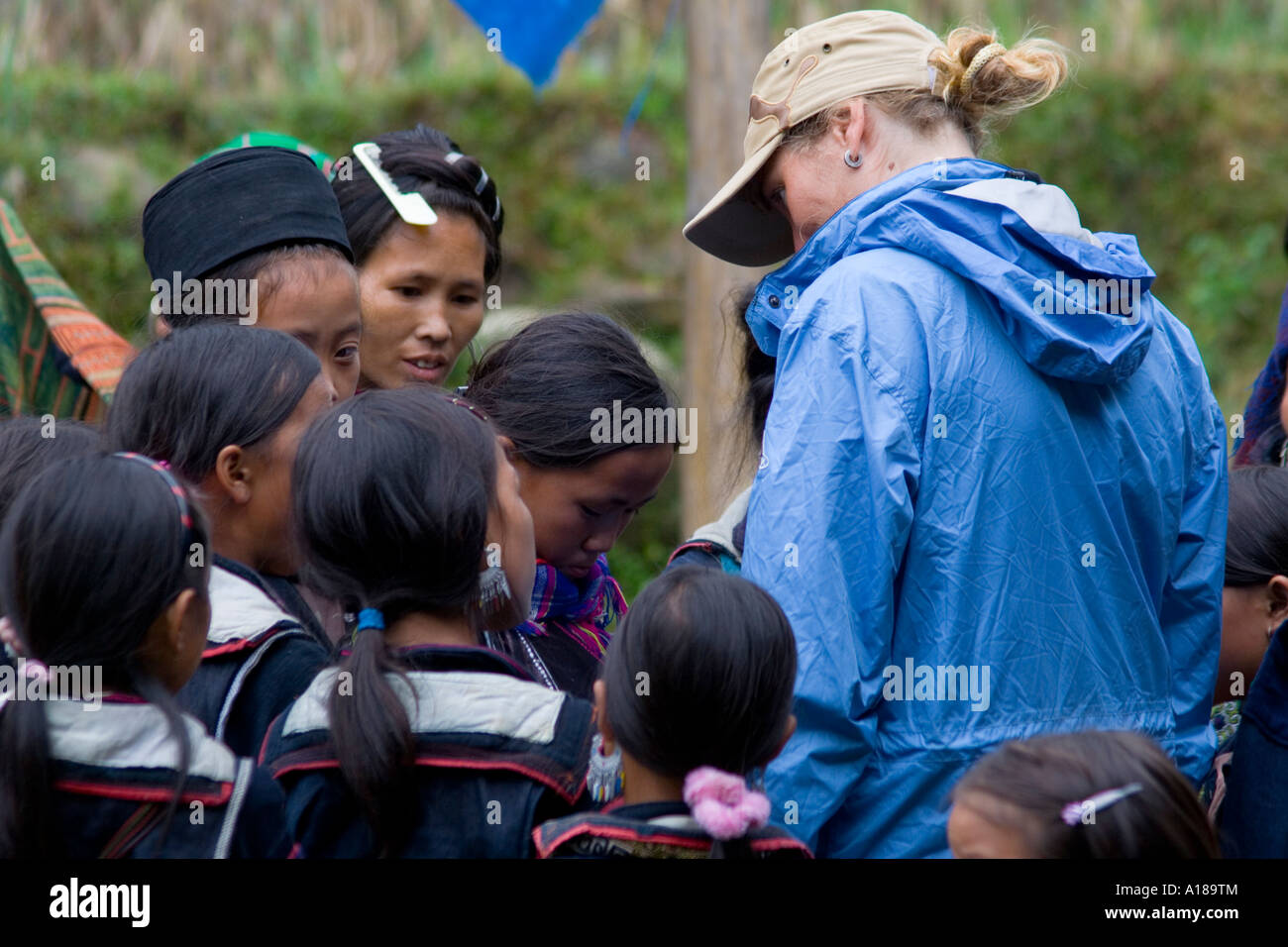 2007 Femme touristique locale à converser avec les Hmong les filles et les femmes en vêtements traditionnels Sapa Vietnam Banque D'Images