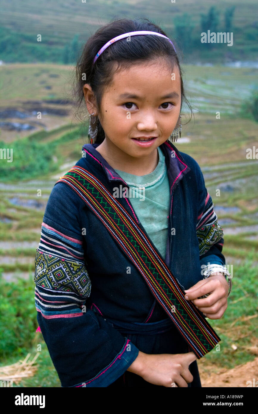 2007 belle jeune fille portant des vêtements traditionnels dans les collines près de Sapa Vietnam Banque D'Images