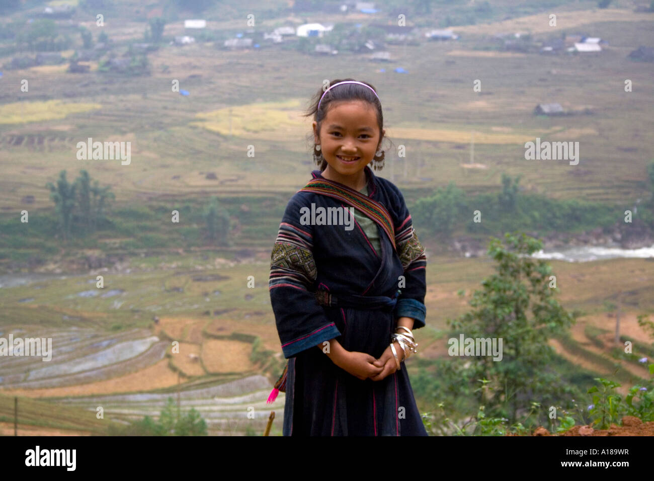 2007 belle jeune fille Hmong en costume traditionnel en face de champ de riz Terrasses Sapa Vietnam Banque D'Images