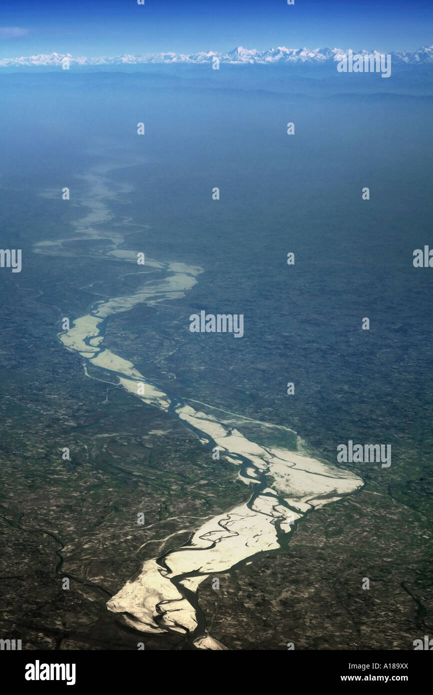 Vue aérienne de Ganges découlant de contreforts de l'Himalaya indien du nord montrant sa plaine inondable dans modèle tressé Banque D'Images