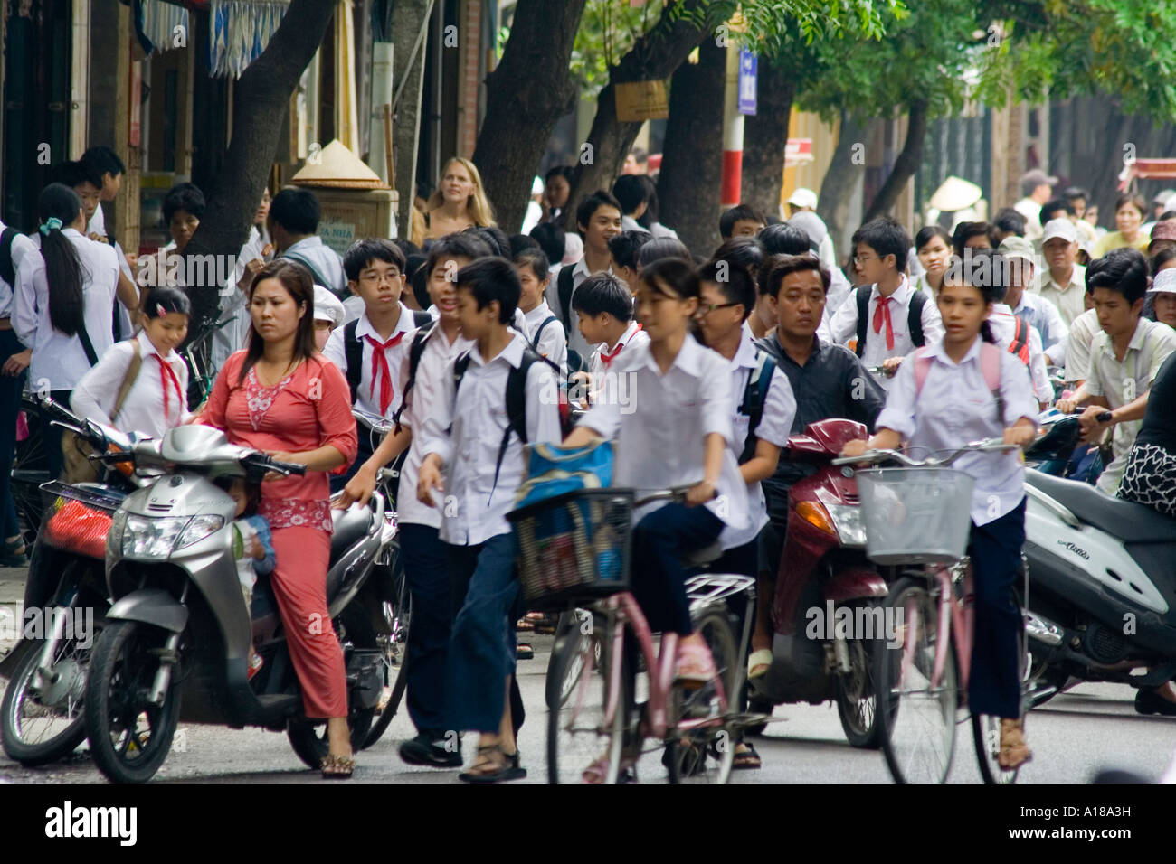 2007 Les jeunes élèves vietnamiens dans les rues que les écoles vous permet de sortir pour la journée Hanoi Vietnam Banque D'Images