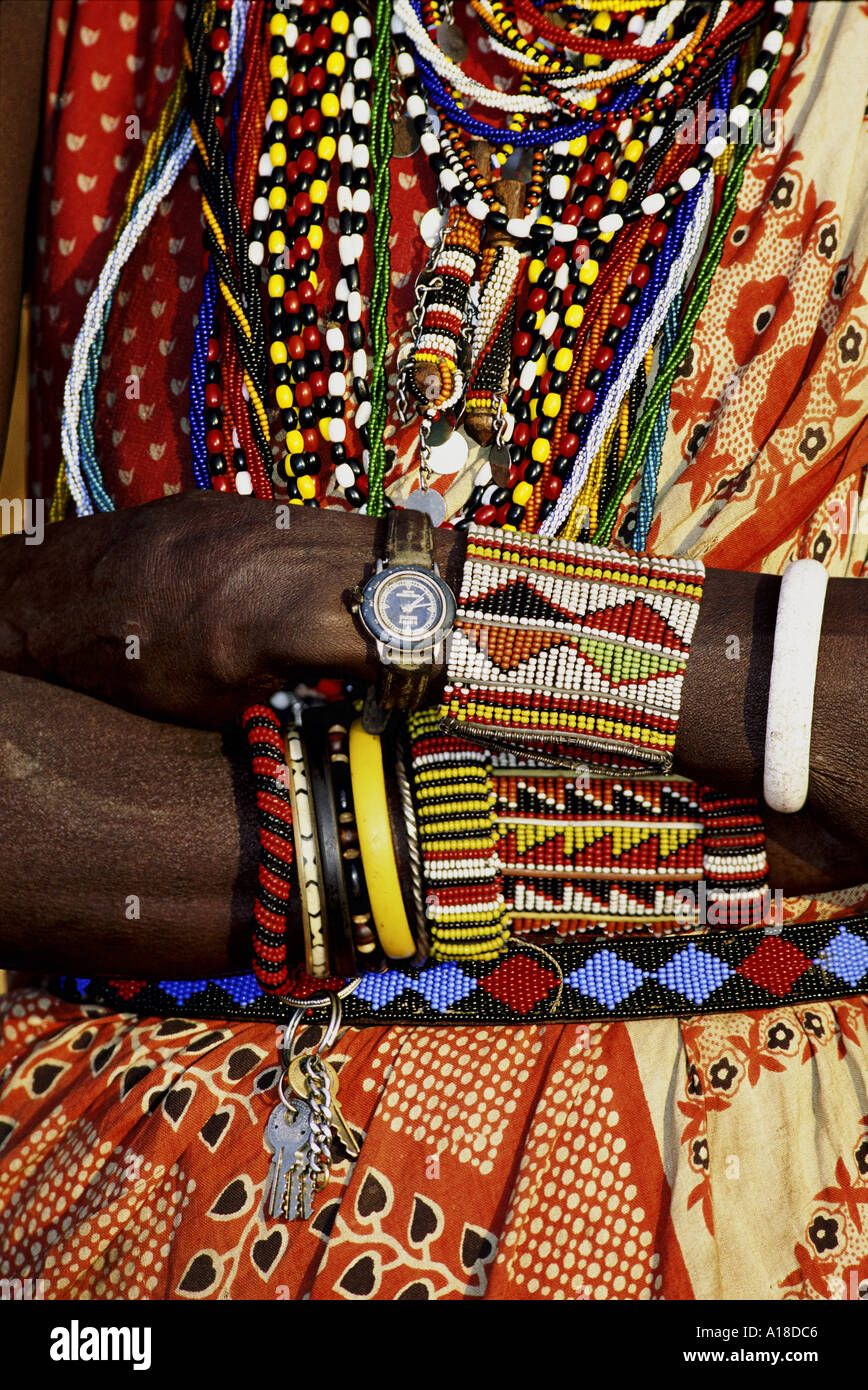 L'homme en costume traditionnel massaï portant watch Kenya Banque D'Images