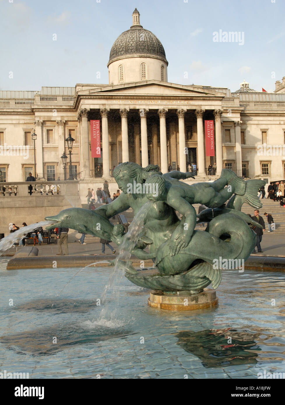 Trafalgar Square, Londres, montrant des fontaines et la Galerie nationale. Banque D'Images
