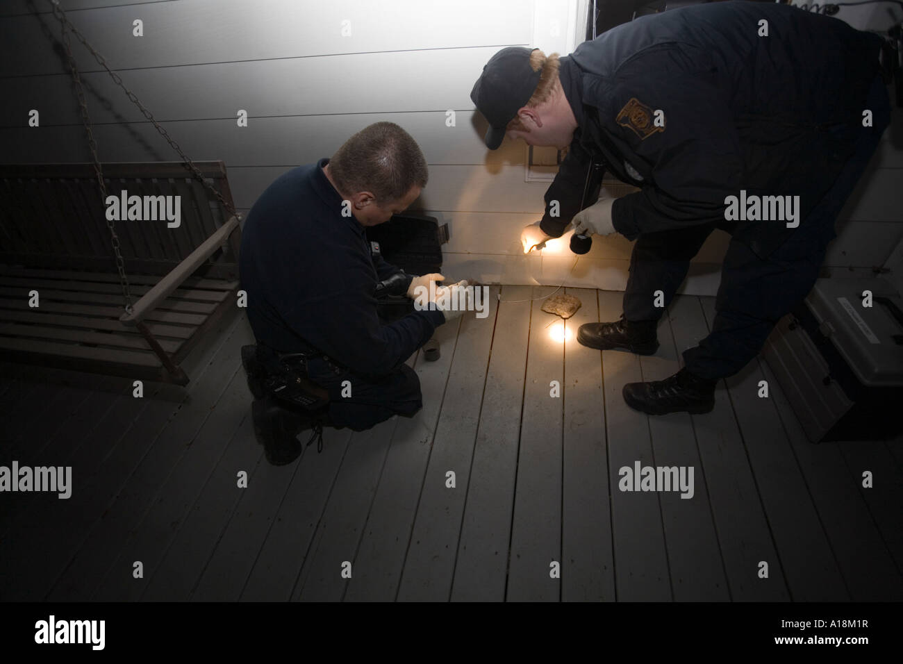 Technicien de scène de crime et le détective inspecte fenêtre brisée sur les lieux d'un cambriolage Kansas City MO Police Crime Lab Banque D'Images