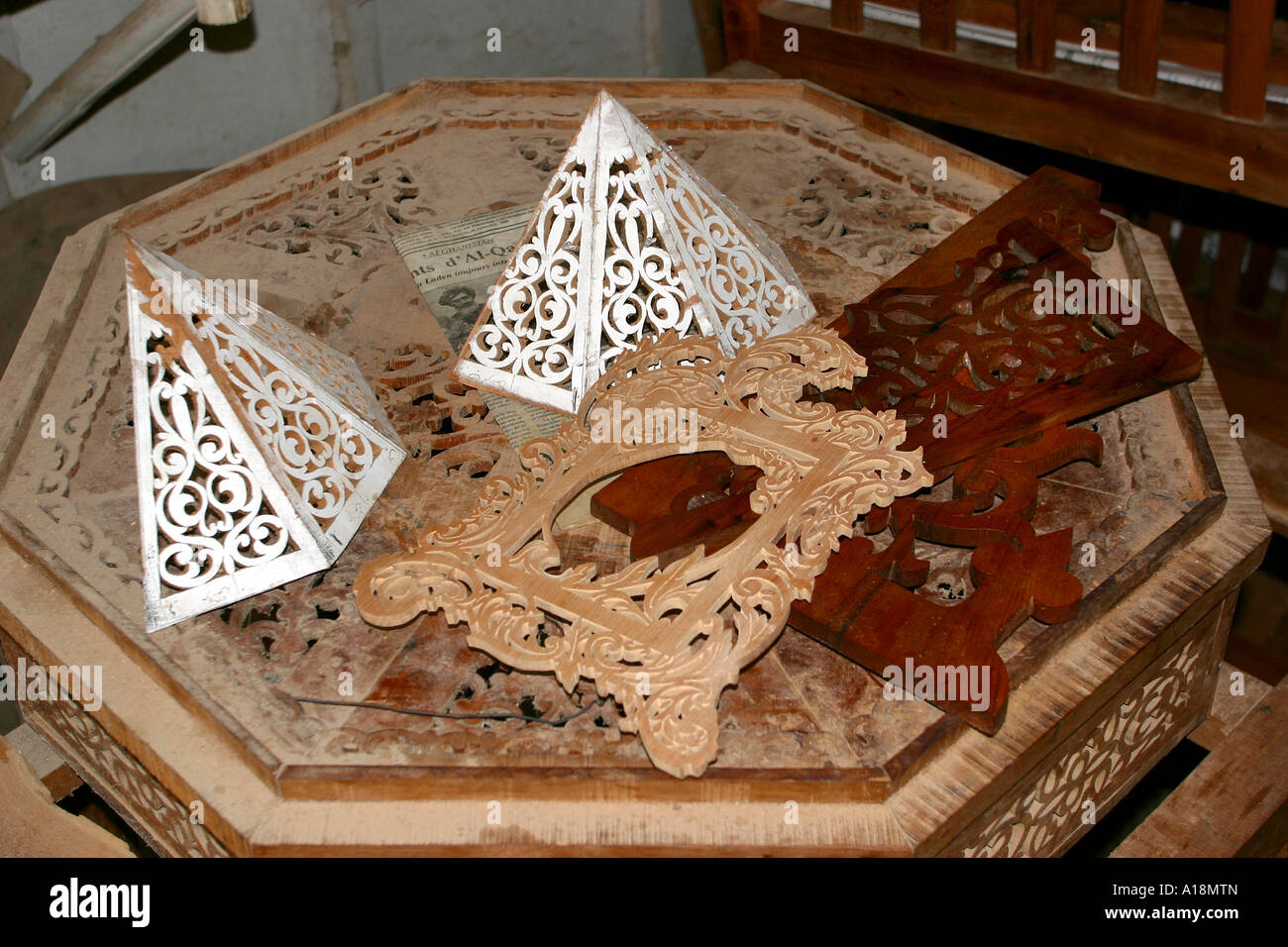 Maroc Essaouira Arabesque en bois de Thuya inachevé atelier abat-jour ajouré et cadres Banque D'Images